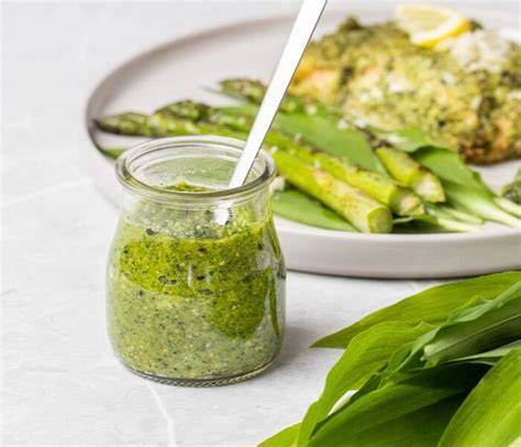 Veganski čemažev pesto v steklenem kozarcu