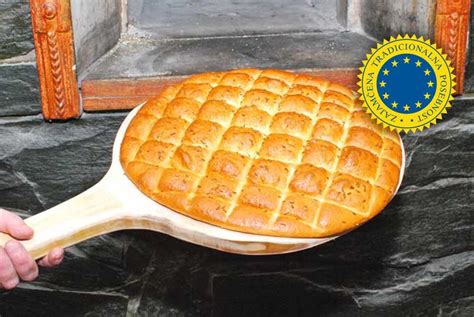 Tradicionalne slovenske jedi na leseni mizi