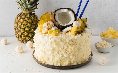 Ukrašavanje Pina Colada torte kokosom